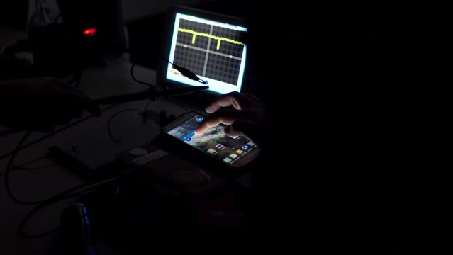 Using a photometer in a dark room to measure the brighness of a smartphone screen