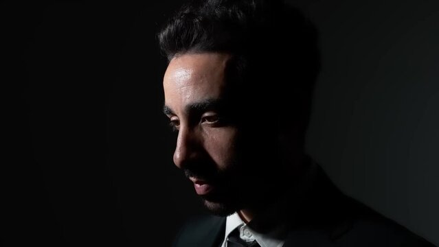 暗闇で上を見上げる男性