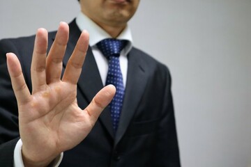 禁止のポーズをするビジネスマン