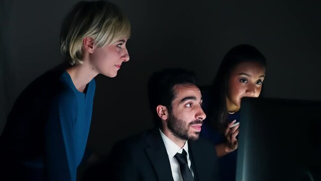 暗いオフィスで会話するビジネスグループ