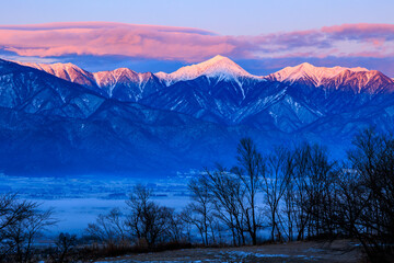 真冬の北アルプスをピンクに染めるモルゲンロート
麓の町は霧に包まれています
Morgen Lot that dyes the Northern Alps in the middle of winter pink
The town at the foot of the mountain is covered in fog