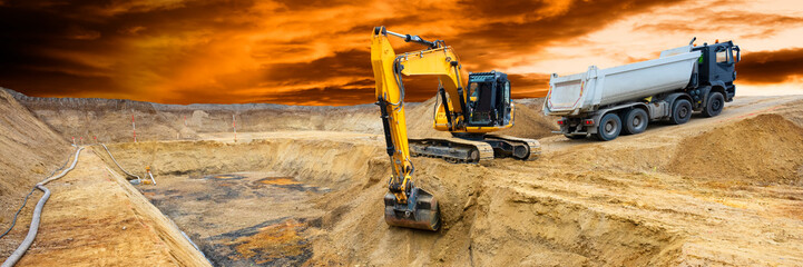 Bagger arbeitet auf einer Baustelle