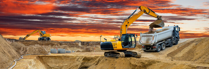 Bagger arbeitet auf einer Baustelle