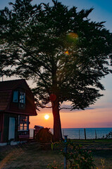 Chatka o zachodzie słońca