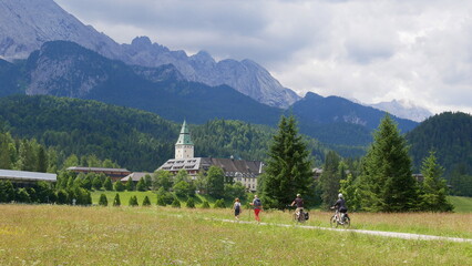 Wanderer und Radfahrer unterwegs zum Schloss Elmau