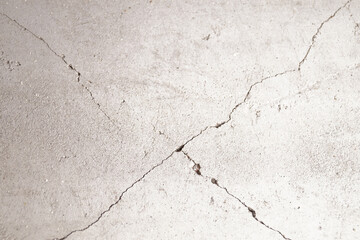 Obraz premium Cracks on the gray wall in shape of cross.