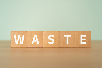 無駄・浪費のイメージ｜「WASTE」と書かれたブロック
