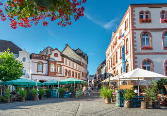 St. Wendel, Saarland, Deutschland – Blick auf den Schlossplatz mit Restaurants im Sommer in der...