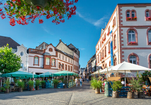 St. Wendel, Saarland, Deutschland – Blick auf den Schlossplatz mit Restaurants im Sommer in der Stadt Sankt Wendel