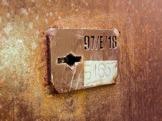 Puerta oxidada con cerrojo