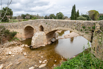 Fototapeta na wymiar Pont Romà, Puente Romano sobre el torrente de Sant Jordi, 