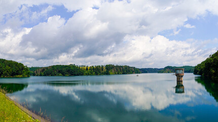 Obraz premium Wahnbachtalsperre near Siegburg. Dam overlooking the lake and the surrounding nature.