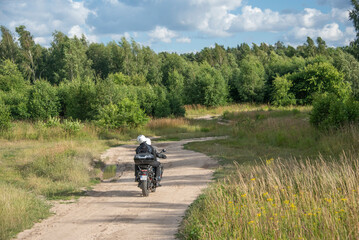 Relaks na motorze w wiejskim krajobrazie