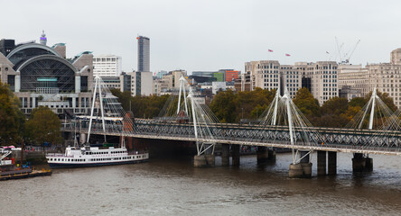 Obraz premium Hungerford Bridge and Golden Jubilee Bridges, London