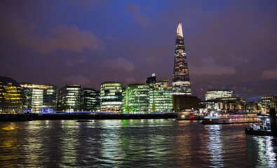 Obraz premium Night view of thames River coast, London city