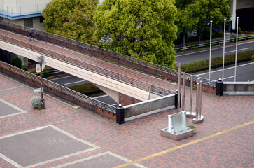 歩道橋と道