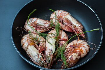 Sea shrimp grilled in black pan with vegetable spicy