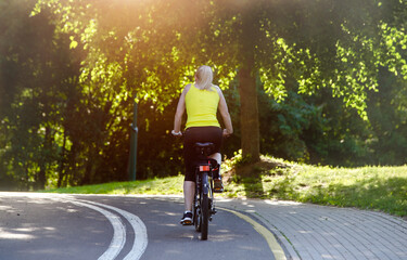 Obraz premium Cyclist ride on the bike path in the city Park 