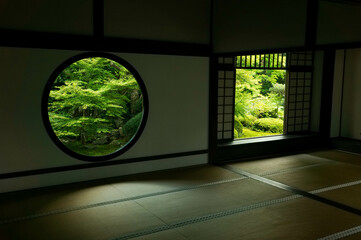 京都 源光庵の悟りの窓と迷いの窓