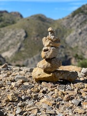 Steinmännchen Steinmandl Steindauben auf Felsen