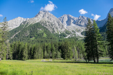 Fototapeta na wymiar Paisaje natural cerca del Lago Antholzer en la región de Tirol del Sur, Italia