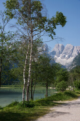 Sendero junto al Lago de Landro y monta&ntilde;as Dolomitas en la zona de Tirol del Sur, Italia