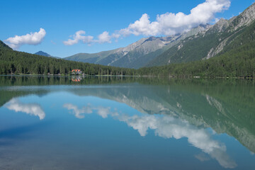 Fototapeta na wymiar Paisaje en el lago de Antholzer en los Alpes italianos de SudTirol