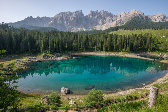 Paisaje en el Lago Carezza en la zona de Nova Levante, Tirol del Sur, Italia