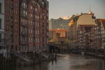 Naklejka premium Deichstraße mit Elbphilharmonie 04