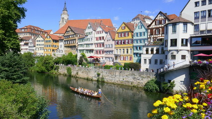 Fototapeta na wymiar Stocherkahnfahrt auf dem Neckar in Tübingen