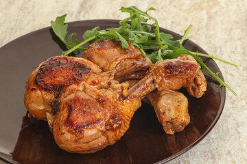 Roasted chicken leg with rucola