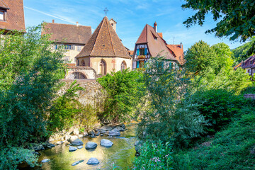 Vieux village alsacien médiéval et son cours d'eau