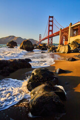 Fototapeta premium Waves crashing into rocks on beaches by Golden Gate Bridge