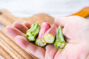 手のひらに乗せた２種類のおくら