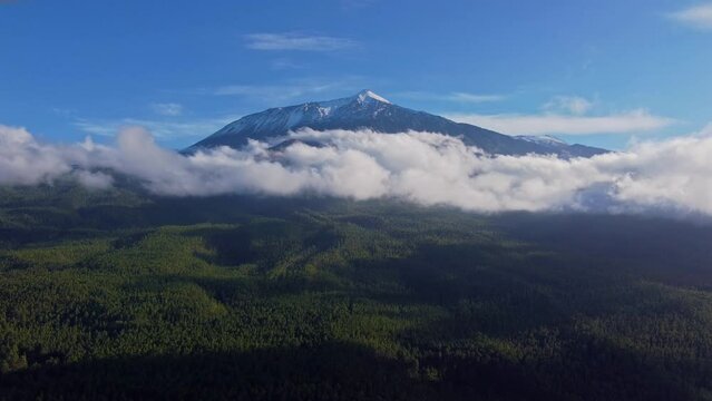 Verschneiter Teide auf Teneriffa