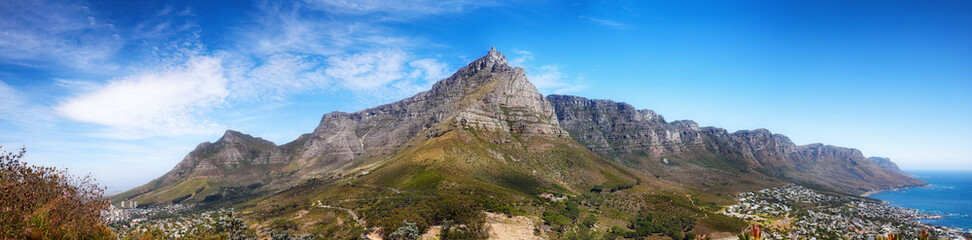 Landschapspanorama van bergen, zee en kuststad met blauwe lucht in beroemde reis- en toeristische bestemming. Kopieer de ruimte en het schilderachtige uitzicht op de natuur van het Tafelbergreservaat in Kaapstad, Zuid-Afrika