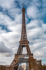 Fototapeta na wymiar The iconic Eiffel Tower in a sunny winter day