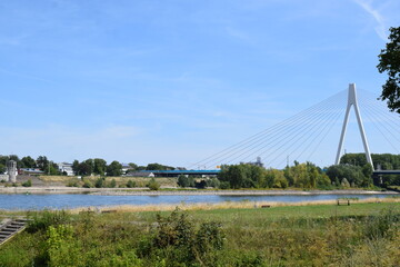 Rhein mit Niedrigwasser bei NEuwied