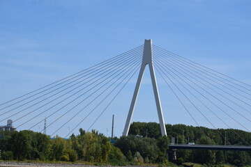 Raiffeisenbrücke über den Rhein