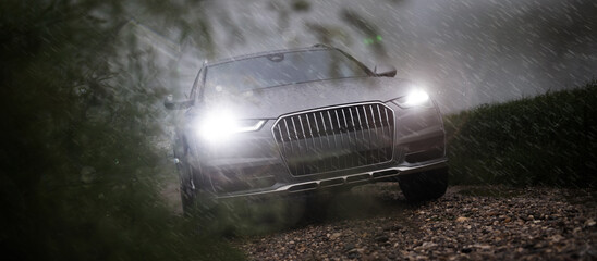 Geländegängiges Auto auf einem Feldweg im Regen
