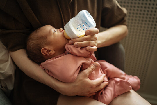 Feeding newborn with formula