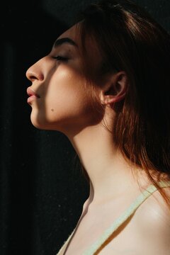 Profile woman portrait in sunlight - Dreamer