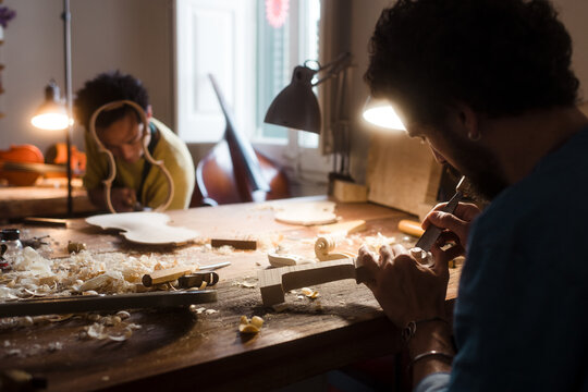 Passionate violin luthiers working hard