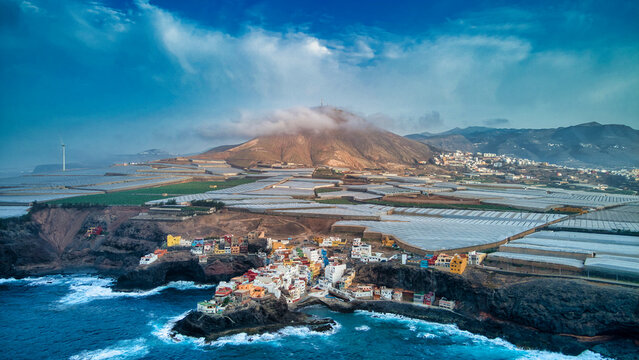 Tomas a&eacute;reas del bario de Caleta de Arriba y la monta&ntilde;a de G&aacute;ldar, Gran Canarias. Dron