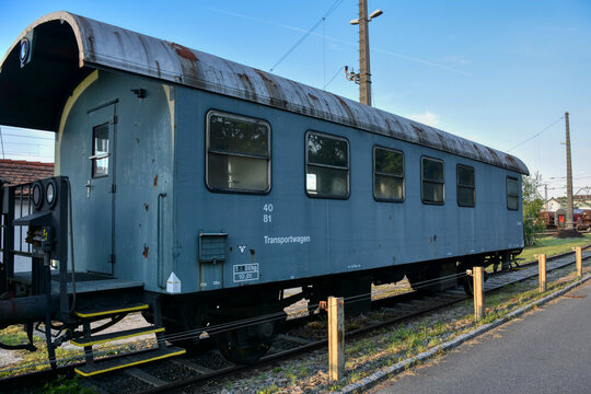 Siegmundsherberg, Personenzugwagen, ausgemustert, Epoche 3, Spantenwagen, Nahverkehr, Postwagen, Reisewagen, Plattform, Gel&auml;nder, Stiege, Treppe, Kupplung, Fenster, gr&uuml;n, Umbauprogramm, Nachkriegszeit