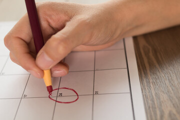 Marcar con un círculo rojo el día 24  el día de un mes del calendario 