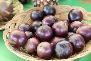 Obraz premium bowl of star apple