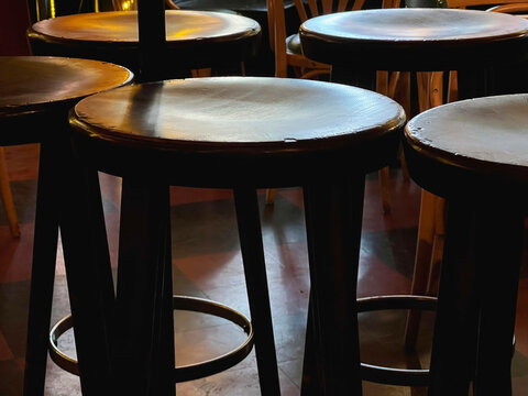 Barhocker im Gegenlicht