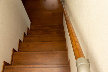 手すりのある木製の階段