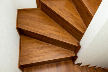 木製の階段の曲がり部